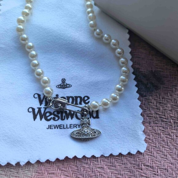 Women's Safety Pin Bas Relief Pearl Choker Necklace - Picture 3 of 6